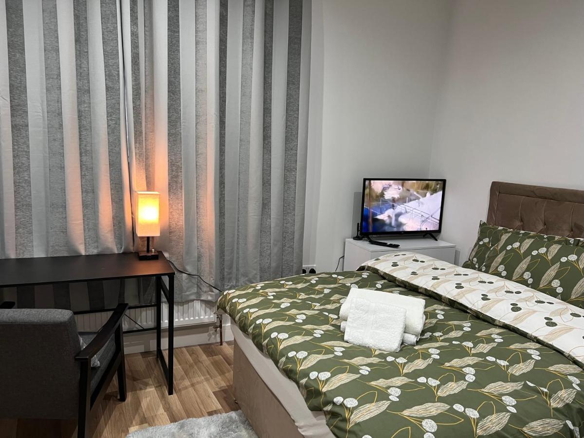 Park View Serviced Apartment - Next To Northolt Tube Station - Near Central London & Wembley 외부 사진