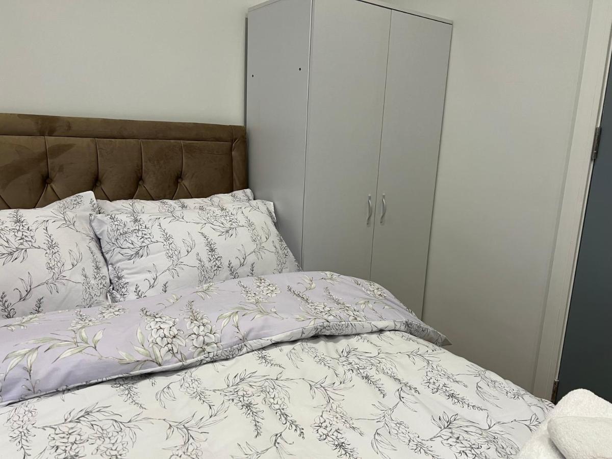 Park View Serviced Apartment - Next To Northolt Tube Station - Near Central London & Wembley 외부 사진