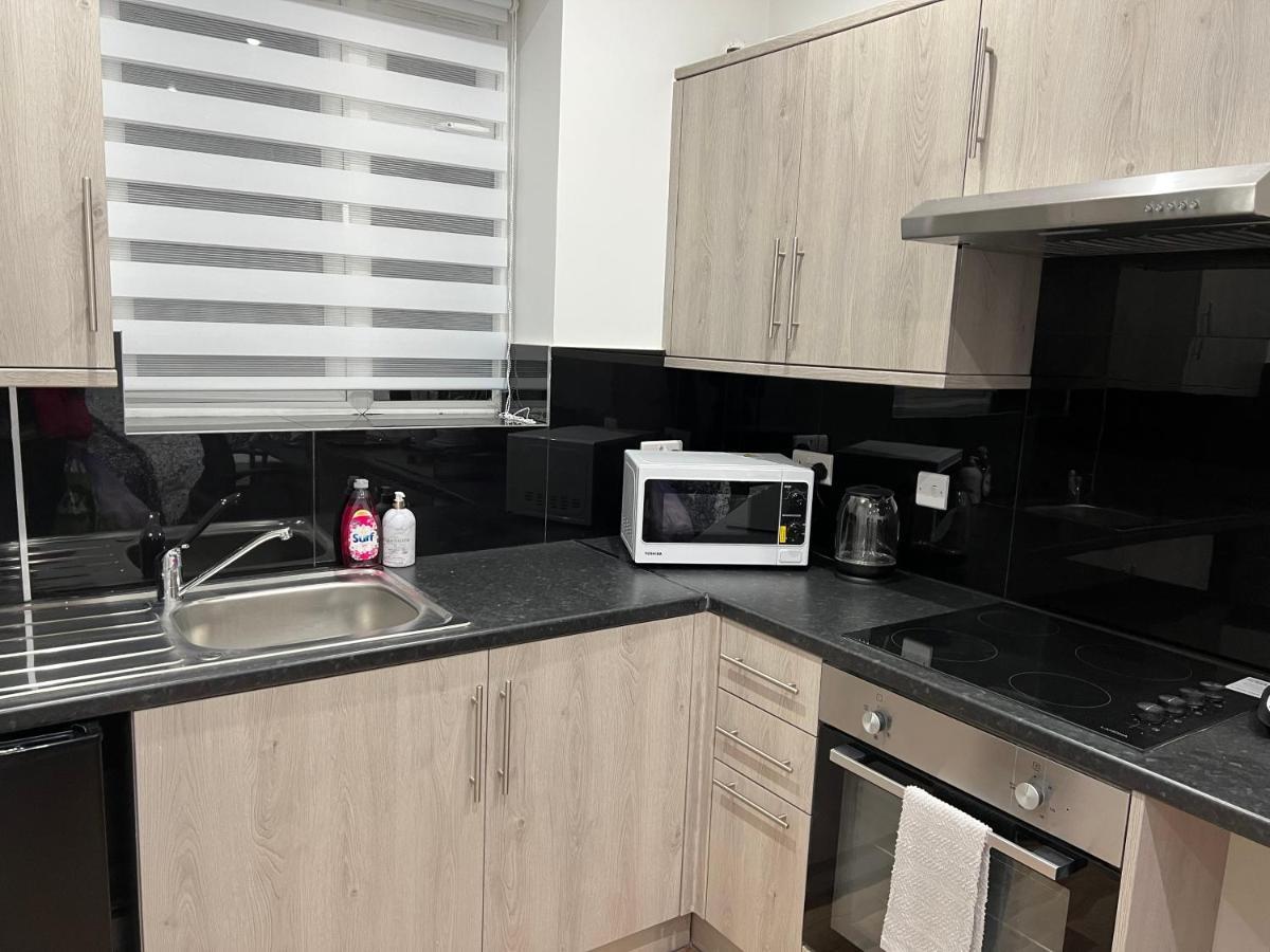 Park View Serviced Apartment - Next To Northolt Tube Station - Near Central London & Wembley 외부 사진