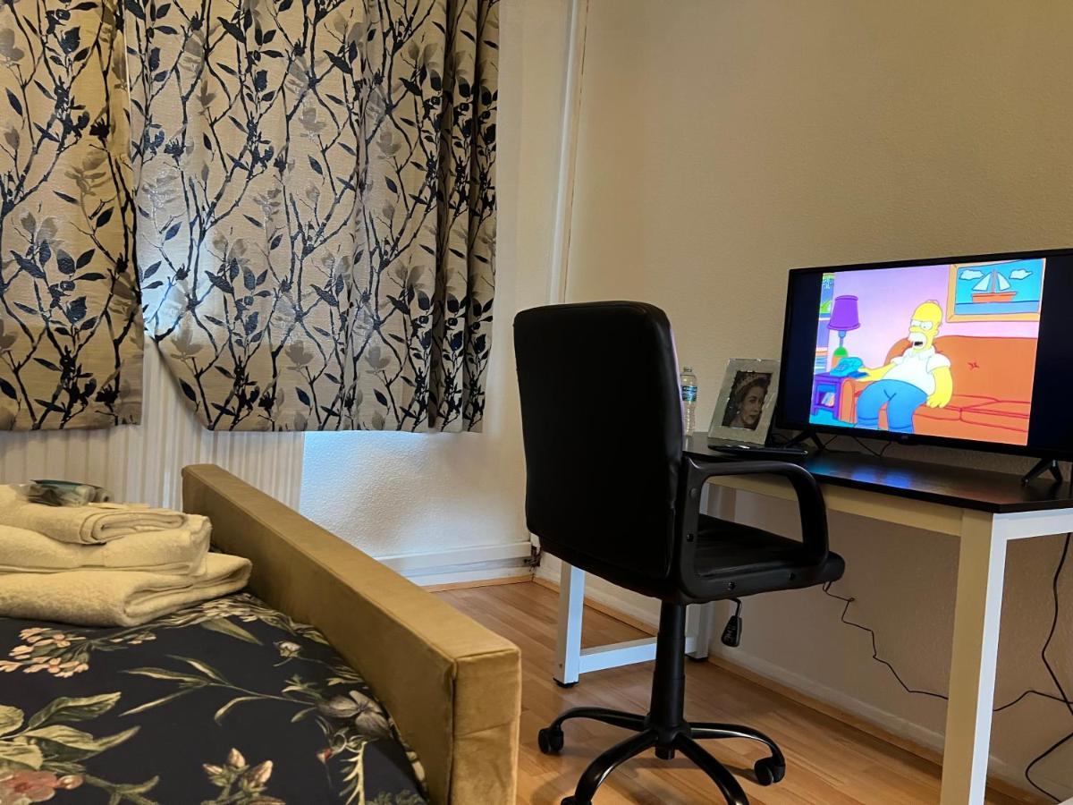 Park View Serviced Apartment - Next To Northolt Tube Station - Near Central London & Wembley 외부 사진
