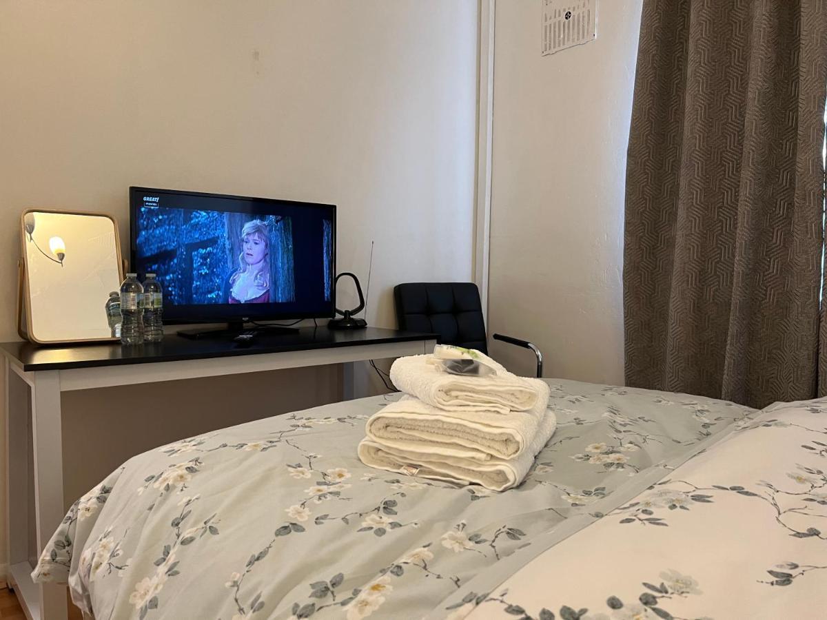 Park View Serviced Apartment - Next To Northolt Tube Station - Near Central London & Wembley 외부 사진